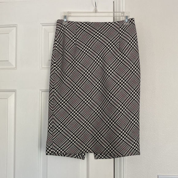 White House Black Market houndstooth pencil skirt. - Picture 12 of 13